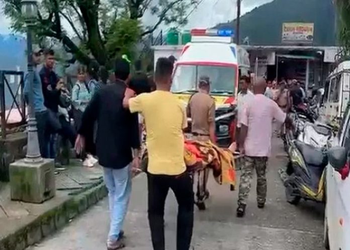 Electrocutadas mueren quince personas cerca del río India