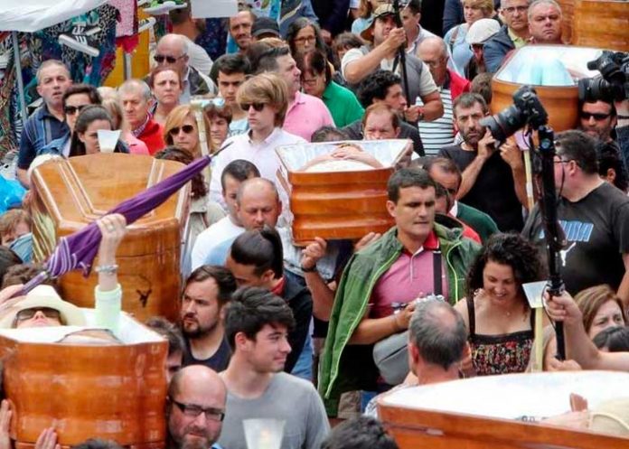 3 Desfilar en ataúd con la ropa que llevarías en tu funeral, tradición en España