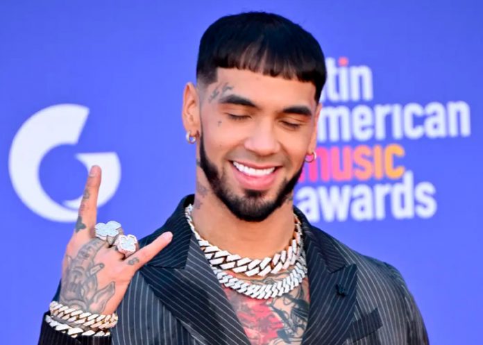 4 Acusan a Anuel de haber abusado a una