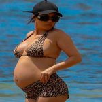 Kourtney Kardashian «impacta en el espectáculo»  al presumir su «pancita» en sexy bikini Foto: Kourtney Kardashian «impacta en el espectáculo» al presumir su "pancita" en sexy bikini y dejando a sus fans enloquecidos / Cortesía