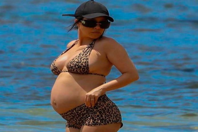 Foto: Kourtney Kardashian «impacta en el espectáculo» al presumir su