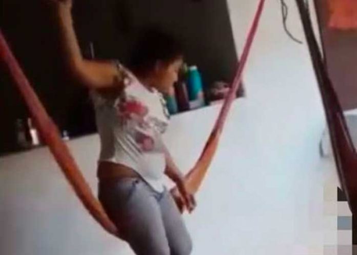 Capturan a mujer que pateó a su bebé en Colombia
