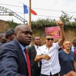 Mbappé fue escoltado fuertemente en su llegada a Camerún