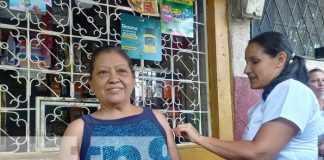 Familias del barrio René Polanco en Managua se vacunan contra el COVID-19