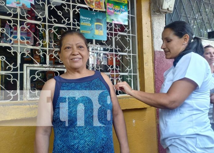 Familias del barrio René Polanco en Managua se vacunan contra el COVID-19