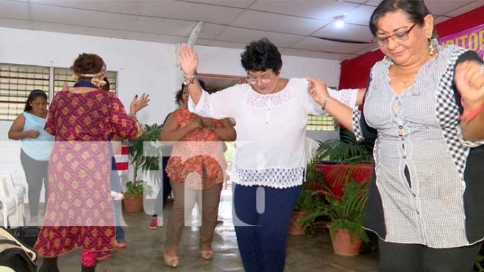 Foto: 36 adultos mayores reciben certificados en en diversos cursos técnicos, destacando la perseverancia y optimismo de ellos /TN8