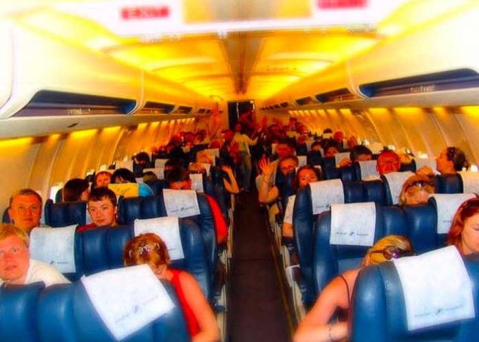 avion1 Hombre con idioma español la saca del estadio