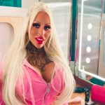 ¿Qué les parece? Gastó miles de dólares en cirugías para parecerse a Barbie Gasta miles en cirugías para parecerse a Barbie