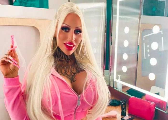Gasta miles en cirugías para parecerse a Barbie