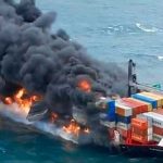 Países Bajos luchan por extinguir el feroz incendio de un buque de carga Países Bajos intentan apagar incendio de buque de carga