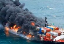 Países Bajos luchan por extinguir el feroz incendio de un buque de carga Países Bajos intentan apagar incendio de buque de carga