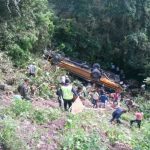 Muertos y heridos al caer un bus en Colombia