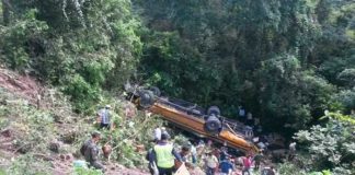 Muertos y heridos al caer un bus en Colombia