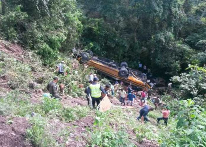bus Muertos y heridos al caer un bus en Colombia