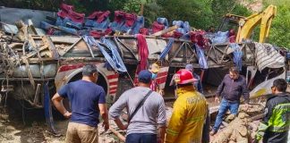 Al menos 25 muertos tras volcadura de bus en México