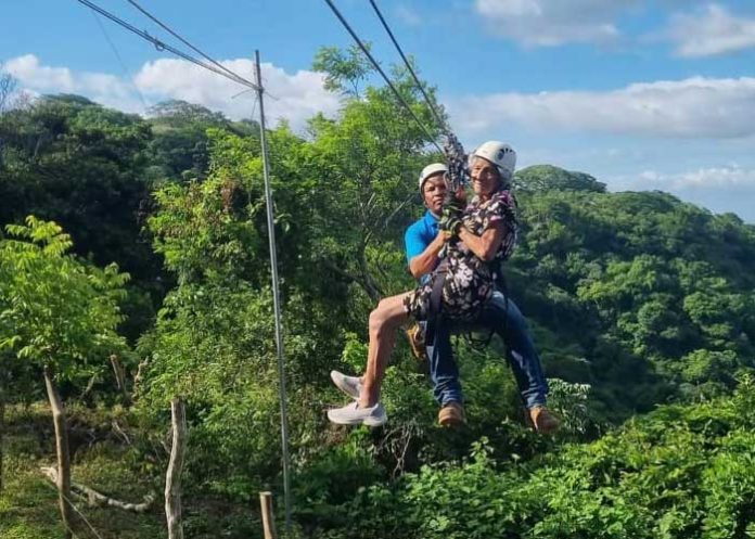 Foto: Abuelita se hace viral con el canopy de Catarina / Cortesía