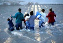 Gobernador de Texas ordena «empujar a niños y bebés de vuelta al Río Bravo» Niños migrantes serán arrojados al Río Bravo