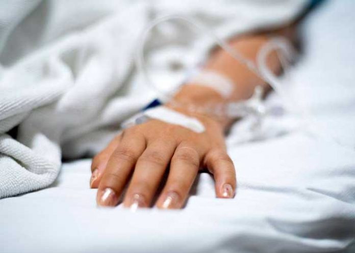 Por picadura de pulga, le amputan pies y manos en Texas