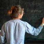 Maestra es golpeada por sus estudiantes en Colombia