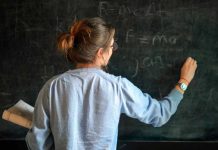En Colombia alumna golpea a su maestra por un celular «le dejó el ojo morado» Maestra es golpeada por sus estudiantes en Colombia
