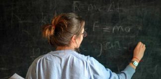 Maestra es golpeada por sus estudiantes en Colombia