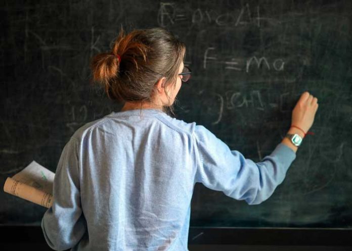 ela1 Maestra es golpeada por sus estudiantes en Colombia