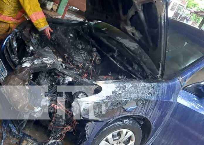 Foto: Vehículo toma fuego en una vivienda de Granada / TN8