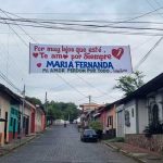 Calles de León amanecen románticas: «Mi amor perdón por todo» Calle de León se viste con mensaje de amor