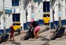 Encontró la moto de su esposo afuera de un hotel y «la masacró a martillazos» Encontró la moto de su esposo afuera de un hotel y la destruyó