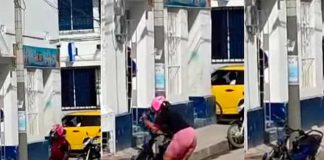 Encontró la moto de su esposo afuera de un hotel y la destruyó
