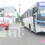 Le valió el «Alto»: Vehículo choca con bus de la Ruta 112 en Managua Foto: Choque de vehículo con bus en Managua / TN8