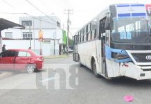 Le valió el «Alto»: Vehículo choca con bus de la Ruta 112 en Managua Foto: Choque de vehículo con bus en Managua / TN8