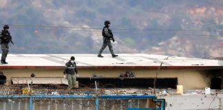 Encuentran a tres reos ahorcados en Ecuador