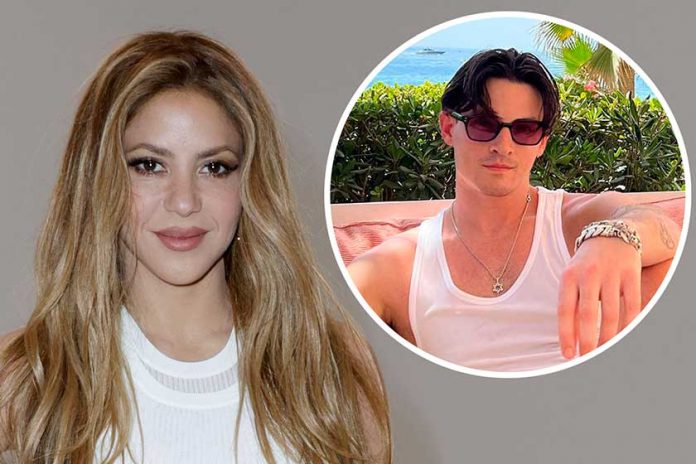 Foto: «Siempre facturando» Shakira nos hará llorar con nuevo tema musical, la noticia se conoció al revelarse algunas fotos con su productor / Cortesía