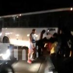 Motociclista y acompañante bajo las pesadas llantas de un bus en la entrada de Ciudad Sandino Motociclista y acompañante bajo las pesadas llantas de un bus en la entrada de Ciudad Sandino