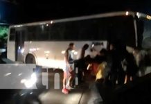 Motociclista y acompañante bajo las pesadas llantas de un bus en la entrada de Ciudad Sandino Motociclista y acompañante bajo las pesadas llantas de un bus en la entrada de Ciudad Sandino