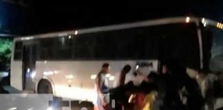 Motociclista y acompañante bajo las pesadas llantas de un bus en la entrada de Ciudad Sandino