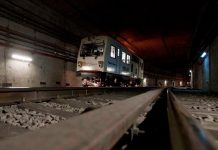 Hombre celoso se tiró con su pareja en las vías del tren en México Hombre celoso se tiró con su pajera en las vías del tren en México