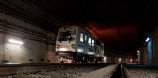 Hombre celoso se tiró con su pajera en las vías del tren en México