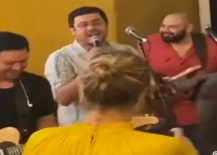 Banda canta “Creep” de Radiohead en versión cumbia