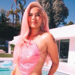 ¡Todo superado mi amor! Karol G se borra el tatuaje de Anuel Foto: Por poco y casi queda sin falda Karol G, con su blooper subido de tono/Cortesía