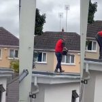 ¡Por mala paga! Hombre quiebra techo de una casa a personas morosas