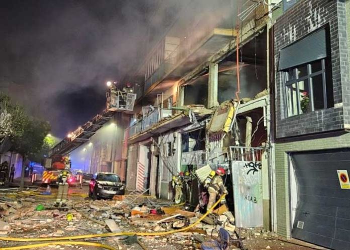 Una persona muerta y 14 heridos por fuerte explosión en edificio de España