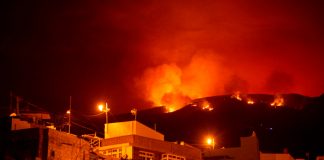 Descontrolado incendio arrasa con 5 mil hectáreas de Tenerife en España
