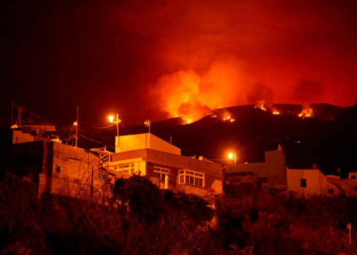1 Descontrolado incendio arrasa con 5 mil hectáreas de Tenerife en España