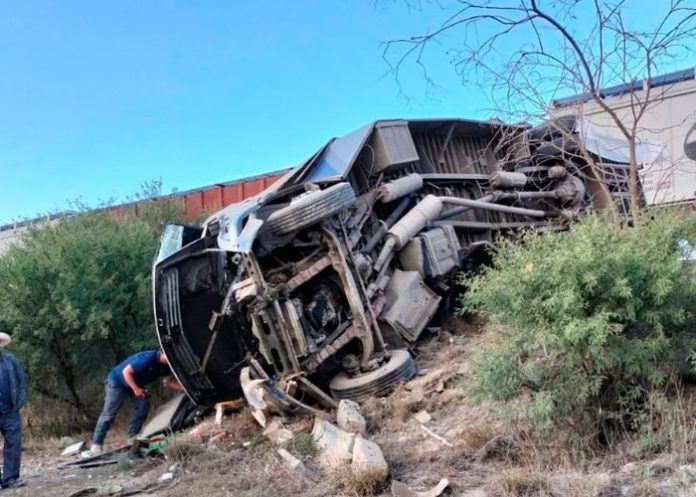 1 Accidente entre autobús y tren dejó 5 personas muertas y 11 heridos en México