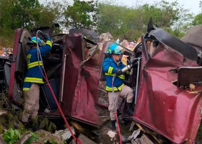 1 Devastadoras consecuencias deja un accidente en Honduras a dos muertos