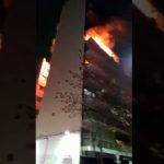 Violento incendio arrasó un edificio en Argentina