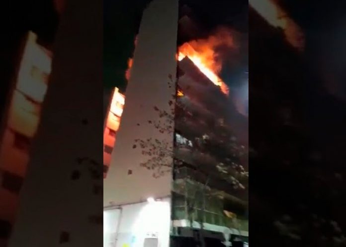 Violento incendio arrasó un edificio en Argentina