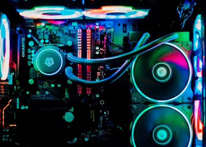 ¡De locura! Youtuber construye su propio PC gaming a base de gasolina